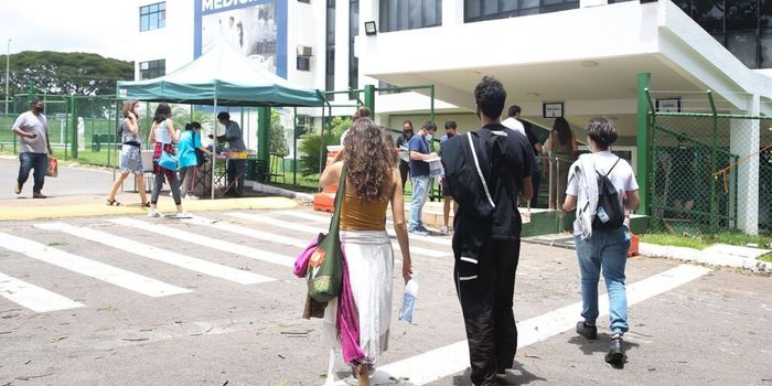 Desenrola Fies 2026 permite renegociar dívidas do financiamento estudantil até 16 de setembro. Veja quem pode participar e como funciona.