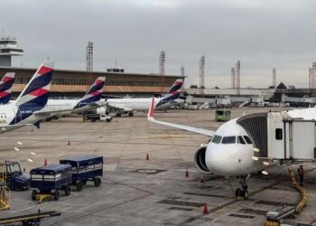 Anvisa atualiza regras sanitárias para aeroportos e aviões no Brasil. Nova norma entra em vigor em 150 dias e prevê novas exigências.