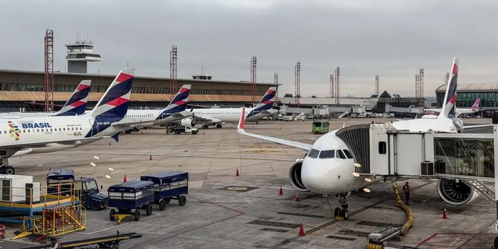Anvisa atualiza regras sanitárias para aeroportos e aviões no Brasil. Nova norma entra em vigor em 150 dias e prevê novas exigências.