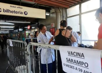 Ministério da Saúde reforça vacinação contra o sarampo após 27 casos confirmados no Brasil em 2026. Campanha segue até 1º de setembro.