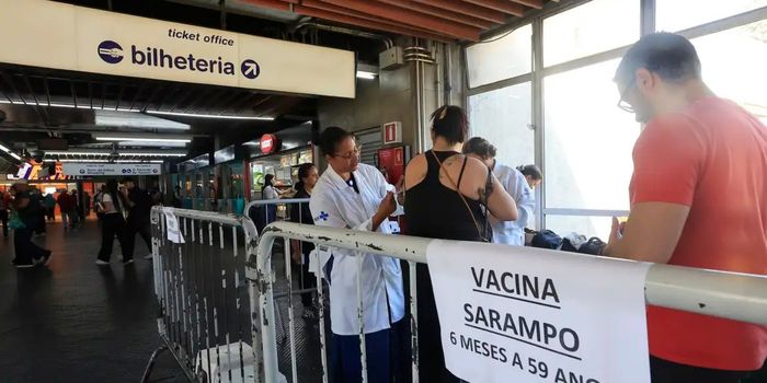 Ministério da Saúde reforça vacinação contra o sarampo após 27 casos confirmados no Brasil em 2026. Campanha segue até 1º de setembro.