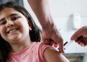 Dia D de Multivacinação acontece neste sábado (22) em todo o país. Crianças e adolescentes menores de 15 anos podem atualizar as vacinas.