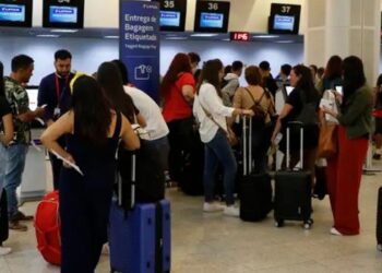 Aeroporto Santos Dumont voltou a operar nesta sexta (28) após avião sair da pista. Ao todo, 13 voos foram cancelados pela manhã.