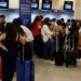 Aeroporto Santos Dumont voltou a operar nesta sexta (28) após avião sair da pista. Ao todo, 13 voos foram cancelados pela manhã.