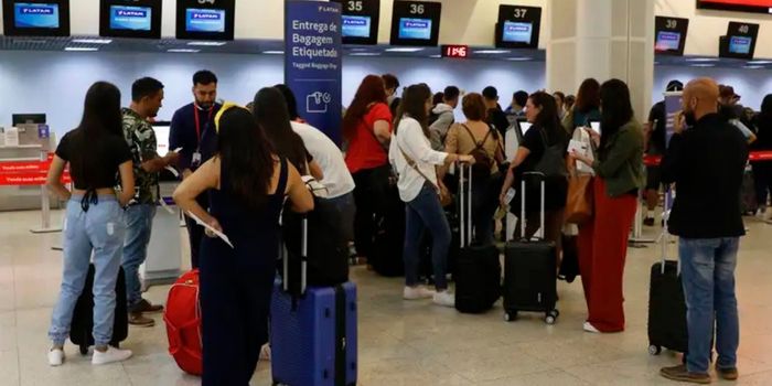 Aeroporto Santos Dumont voltou a operar nesta sexta (28) após avião sair da pista. Ao todo, 13 voos foram cancelados pela manhã.