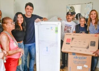 Moradora de Vitória recebe casa própria após anos de espera por meio do Bônus Moradia, programa habitacional da Prefeitura.