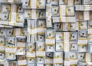 Dólar recua 1% e fecha a R$ 5,142, enquanto Ibovespa sobe 1,85% e petróleo Brent supera US$ 94 em dia de maior apetite por risco.