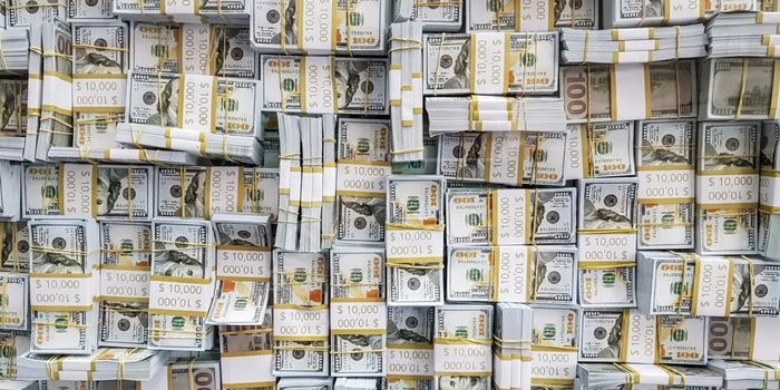 Dólar recua 1% e fecha a R$ 5,142, enquanto Ibovespa sobe 1,85% e petróleo Brent supera US$ 94 em dia de maior apetite por risco.