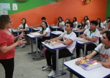 MEC e Capes oferecem 4.143 vagas de mestrado presencial para professores da rede pública. Confira áreas, requisitos e como participar.
