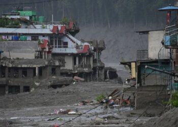 Enchente na fronteira entre Nepal e China deixa ao menos 160 mortos e centenas de desaparecidos após deslizamento e colapso de geleira.