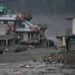 Enchente na fronteira entre Nepal e China deixa ao menos 160 mortos e centenas de desaparecidos após deslizamento e colapso de geleira.