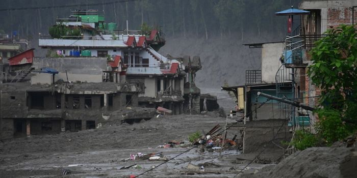 Enchente na fronteira entre Nepal e China deixa ao menos 160 mortos e centenas de desaparecidos após deslizamento e colapso de geleira.