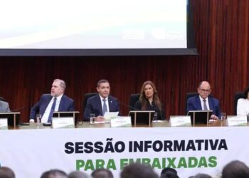 Presidente do TSE apresenta sistema eleitoral a embaixadores e destaca regras contra o uso ilegal de inteligência artificial nas eleições.