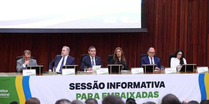 Presidente do TSE apresenta sistema eleitoral a embaixadores e destaca regras contra o uso ilegal de inteligência artificial nas eleições.