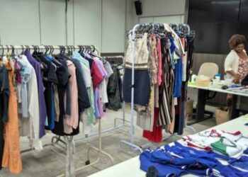 Cabide Solidário chega à Casa do Cidadão nesta quinta (27), em Vitória, com roupas, calçados e acessórios gratuitos para a população.