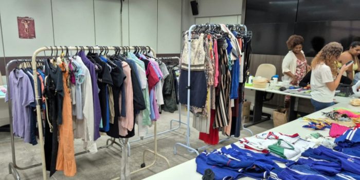 Cabide Solidário chega à Casa do Cidadão nesta quinta (27), em Vitória, com roupas, calçados e acessórios gratuitos para a população.