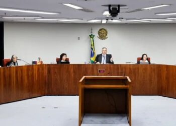 Ministros do STF defendem nova discussão sobre a exigência de diploma para jornalistas e apontam desafios diante do avanço das redes sociais.