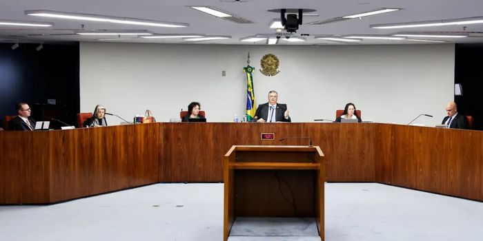 Ministros do STF defendem nova discussão sobre a exigência de diploma para jornalistas e apontam desafios diante do avanço das redes sociais.