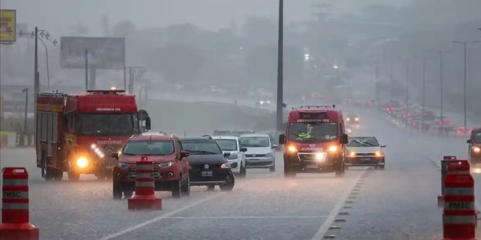 Inmet alerta para tempestades, chuva e baixa umidade em várias regiões do Brasil nesta quinta-feira (27).