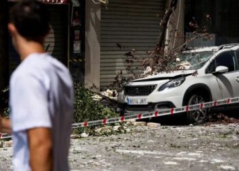 Granada registra novos terremotos e já soma 432 tremores desde sexta-feira. Três pessoas ficaram feridas e prefeitura decretou situação de emergência.
