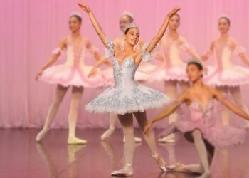 Bailarina brasileira de 14 anos é aprovada em escolas de balé de Perm e Moscou e vai iniciar formação de três a quatro anos na Rússia.