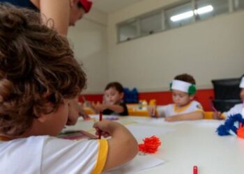 MEC homologa novas diretrizes para o ensino de arte na educação básica, com foco em artes visuais, dança, música, teatro e formação integral.