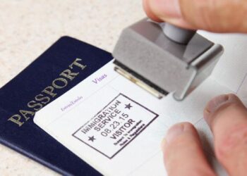 Governo Trump suspende pedidos de vistos de imigrante nos EUA para revisar procedimentos consulares e adia entrevistas já marcadas.