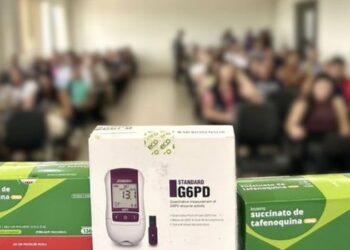 # Brasil registra queda de casos e mortes por malária em 2025 Subtítulo: País teve 118 mil casos da doença no ano passado, menor número desde 1978; uso da tafenoquina e ampliação do diagnóstico contribuíram para o resultado Meta descrição: Brasil registra queda de 30% nas mortes por malária em 2025 e alcança menor número de casos da doença desde 1978. Tags: malária, Ministério da Saúde, tafenoquina, SUS, saúde pública, doenças tropicais, Brasil Saudável, saúde indígena Hashtags: #Malária, #MinistérioDaSaúde, #SUS, #Tafenoquina, #SaúdePública, #BrasilSaudável, #SaúdeIndígena, #DoençasTropicais O Brasil registrou uma redução nos casos e nas mortes provocadas pela malária em 2025. Dados apresentados pelo Ministério da Saúde apontam queda de 30% nos óbitos e de 30,7% nos casos da forma mais grave da doença em relação ao ano anterior. O número de mortes caiu de 56, em 2024, para 39 em 2025. No mesmo período, foram registrados 118.037 casos de malária contraídos no território brasileiro, uma redução de 15% na comparação com 2024. Segundo o Ministério da Saúde, esse foi o menor número de casos registrado no país desde 1978. Os resultados foram apresentados nesta segunda-feira (17) pelo ministro da Saúde, Alexandre Padilha, durante o 61º Congresso da Sociedade Brasileira de Medicina Tropical (MedTrop), realizado em Brasília. Entre os fatores associados à melhora dos indicadores estão a ampliação do diagnóstico, a oferta de testes e o tratamento adequado, além da introdução da tafenoquina no Sistema Único de Saúde (SUS). ## Tafenoquina amplia opções de tratamento A tafenoquina foi incorporada ao SUS em 2023 para pacientes adultos com 16 anos ou mais, peso mínimo de 35 quilos, e começou a ser disponibilizada no ano seguinte. Administrado em dose única, o medicamento atua contra formas do parasita que permanecem no fígado e podem provocar novos episódios da doença. A estratégia busca reduzir as recaídas e facilitar a adesão ao tratamento. Até junho de 2026, mais de 33,7 mil pessoas haviam recebido o medicamento no país. Desse total, 3.920 tratamentos foram realizados em Distritos Sanitários Especiais Indígenas (DSEIs). Desde março deste ano, a tafenoquina também passou a contar com uma formulação destinada a crianças a partir de 2 anos e com peso mínimo de 10 quilos. Até junho, 1.446 crianças e adolescentes já haviam recebido o tratamento. ## Redução de casos entre indígenas Os resultados também aparecem em regiões de atendimento à população indígena. No DSEI Yanomami, 1.515 pessoas receberam tratamento com tafenoquina. Entre março e junho de 2026, o número de recaídas de malária na região caiu 61,9% em comparação com o mesmo período de 2025. Considerando os meses de janeiro a julho, os casos registrados tiveram redução de 55%, passando de aproximadamente 17 mil para 7,6 mil ocorrências na comparação anual. A disponibilidade de um medicamento administrado em dose única é considerada especialmente relevante em comunidades de difícil acesso, onde a continuidade do tratamento pode enfrentar obstáculos logísticos. ## Tafenoquina combate recaídas A malária provocada pelo tipo mais comum do parasita pode voltar a se manifestar mesmo após o tratamento inicial. Isso ocorre porque determinadas formas do parasita podem permanecer no fígado e provocar novos episódios posteriormente. A tafenoquina atua justamente nessa etapa do ciclo da doença. Por ser administrada em dose única, o medicamento pode facilitar o cumprimento do tratamento e contribuir para diminuir a ocorrência de recaídas. Atualmente, a formulação pediátrica está disponível em 54 municípios e 17 DSEIs. Mais de 2,4 mil profissionais de saúde já receberam capacitação para utilizar o medicamento. ## Meta é eliminar doenças até 2030 Os avanços relacionados à malária fazem parte das ações do programa Brasil Saudável – Unir para Cuidar, coordenado pelo Ministério da Saúde. A iniciativa reúne esforços de 14 ministérios para eliminar ou reduzir, como problemas de saúde pública, 11 doenças e cinco infecções de transmissão vertical até 2030. Entre as doenças contempladas estão malária, tuberculose, hanseníase, HIV/aids, hepatites virais, tracoma, oncocercose, doença de Chagas, esquistossomose, geo-helmintíases e filariose linfática. O programa também acompanha infecções de transmissão vertical relacionadas à sífilis, hepatite B, doença de Chagas, HIV e HTLV. O Brasil já recebeu certificações internacionais relacionadas à eliminação da filariose linfática, em setembro de 2024, e da transmissão vertical do HIV, em dezembro de 2025. A estratégia também monitora doenças que estão próximas de atingir as metas de eliminação estabelecidas com base em critérios internacionais de saúde.