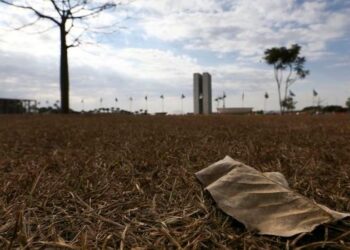 Região Sul segue com risco de tempestades e granizo, enquanto outras áreas do Brasil terão calor intenso e tempo seco nos próximos dias.