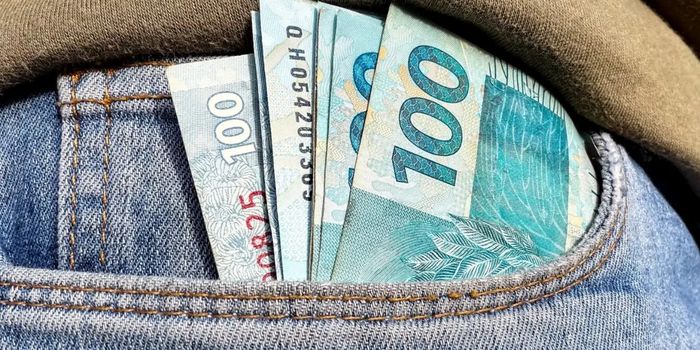 Bolsa Família paga nesta sexta-feira a parcela de agosto para beneficiários com NIS final 4. Valor mínimo é de R$ 600.