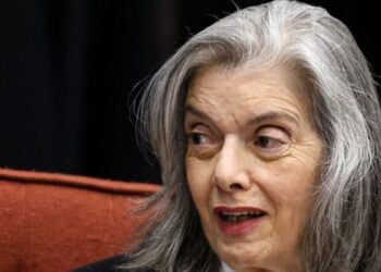 Cármen Lúcia rejeita o conceito de “deepfake do bem” e alerta para os riscos da inteligência artificial nas eleições e na liberdade de escolha.