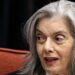 Cármen Lúcia rejeita o conceito de “deepfake do bem” e alerta para os riscos da inteligência artificial nas eleições e na liberdade de escolha.