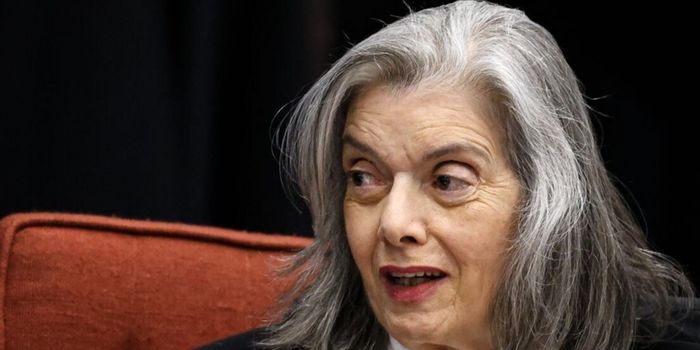 Cármen Lúcia rejeita o conceito de “deepfake do bem” e alerta para os riscos da inteligência artificial nas eleições e na liberdade de escolha.