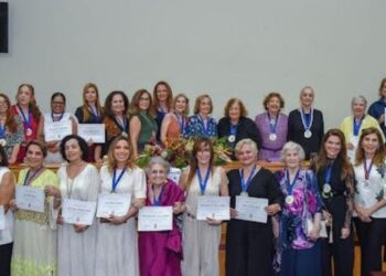 AJEB-ES lança em Vitória a coletânea “Mulheres Transformadoras”, com histórias de 62 mulheres que deixaram marcas na sociedade.