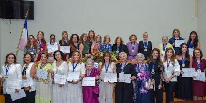 AJEB-ES lança em Vitória a coletânea “Mulheres Transformadoras”, com histórias de 62 mulheres que deixaram marcas na sociedade.