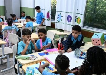 Escolas de ensino médio integral tiveram desempenho superior no Ideb e no Saeb 2025, com maiores ganhos entre estudantes em situação de vulnerabilidade.