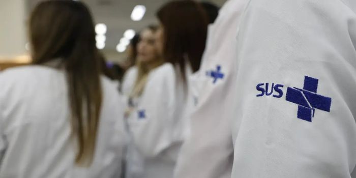Ministério da Saúde prorroga atuação de 676 médicos especialistas até fevereiro de 2027. Novo edital do programa está previsto para dezembro.