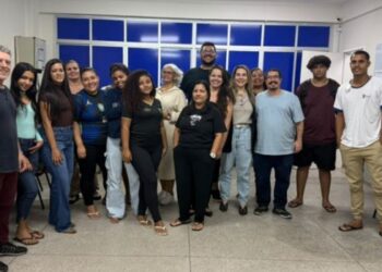 Projeto de Vitória usa jogos digitais para estimular leitura, escrita e inclusão tecnológica entre estudantes da EJA de diferentes idades.