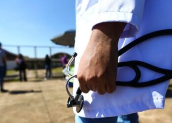 STJ restabelece medidas do MEC contra 107 instituições de medicina com baixo desempenho no Enamed, incluindo restrições a vagas do Fies e Prouni.