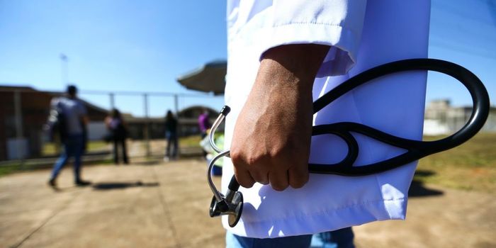 STJ restabelece medidas do MEC contra 107 instituições de medicina com baixo desempenho no Enamed, incluindo restrições a vagas do Fies e Prouni.