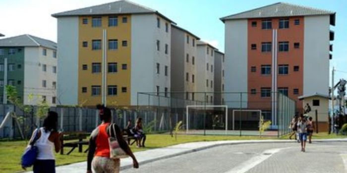 Minha Casa, Minha Vida prioriza mulheres chefes de família e vítimas de violência doméstica no acesso à moradia subsidiada.
