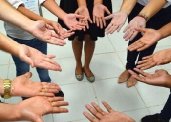 Vitória realiza formação em Comunicação Não Violenta para conselheiros tutelares com foco no atendimento humanizado e na proteção de crianças e adolescentes.