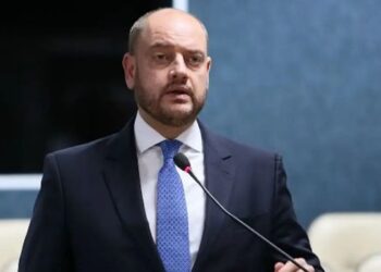 Governo do Rio exonera 6.145 comissionados e estima economia de R$ 221 milhões até dezembro com redução de cargos e secretarias.