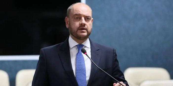 Governo do Rio exonera 6.145 comissionados e estima economia de R$ 221 milhões até dezembro com redução de cargos e secretarias.