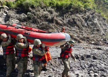 Enchentes provocadas pelo colapso de uma geleira na fronteira entre China e Nepal deixam 750 mortos e mais de 3 mil desaparecidos.