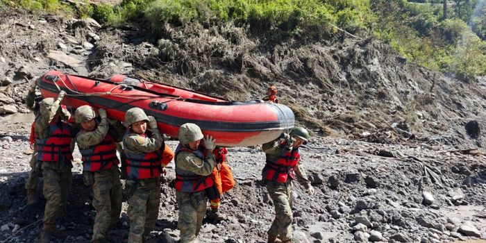 Enchentes provocadas pelo colapso de uma geleira na fronteira entre China e Nepal deixam 750 mortos e mais de 3 mil desaparecidos.