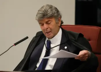 Luiz Fux é sorteado relator de ação que pede registros de entrada e saída no Senado de Viviane Barci, Daniel Vorcaro e outras pessoas.