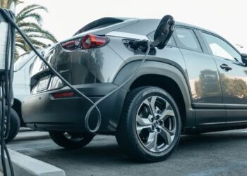 Brasil ultrapassa 950 mil carros elétricos e híbridos. Motoristas relatam economia de até 70% com a troca da gasolina pela eletricidade.