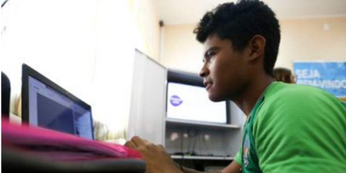 MEC Idiomas oferece cursos gratuitos de inglês e espanhol, do básico ao avançado, com inteligência artificial, exercícios, conversação e certificado.