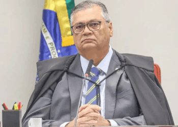 Flávio Dino determina a restauração de postagem de Antonio Tabet sobre Nossa Senhora Aparecida que havia sido retirada por decisão de André Mendonça.